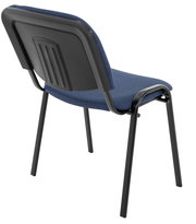 Blauer Besucherstuhl mit Stoffpolster, schwarzem Metallgestell und Kunststoff-Rückenlehne, Ansicht schräg von hinten