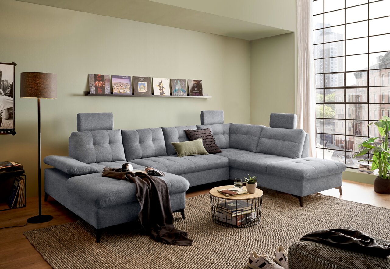 Graues Ecksofa in modernem Wohnzimmer, Perspektive von vorne links