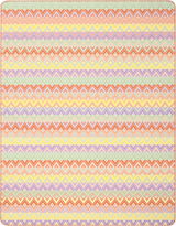 Bunte Wohndecke mit geometrischem Muster in Streifen, Draufsicht