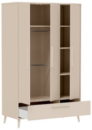 Beiger Kleiderschrank mit drei Türen und großer Schublade, Türen und Schublade geöffnet, innen mit Kleiderstangen und Regalböden, Ansicht schräg von vorn