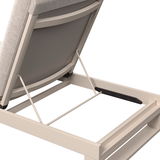 Rückansicht einer verstellbaren Sonnenliege mit beigem Rahmen und gepolsterter Rückenlehne.