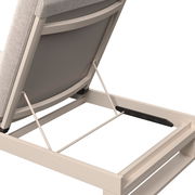 Rückansicht einer verstellbaren Sonnenliege mit beigem Rahmen und gepolsterter Rückenlehne.