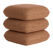 Drei gestapelte, braune Sitzpuffs aus Stoff, seitliche Perspektive