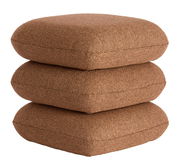 Drei gestapelte, braune Sitzpuffs aus Stoff, seitliche Perspektive