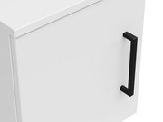 Nahaufnahme eines weißen Aufsatzschranks mit schwarzem Griff, seitliche Perspektive