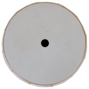 Ronde witte plafondlamp met goudkleurige rand en opening in het midden, bovenaanzicht van onderaf op de lamp