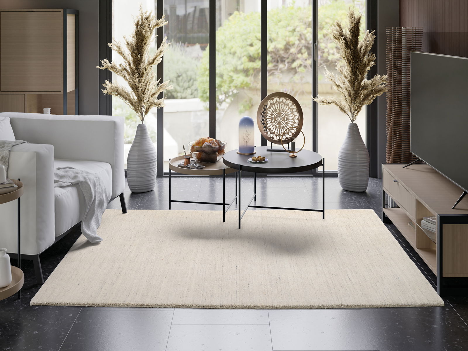 Moderner Wohnraum mit hellem Wollteppich, der vor einem Sofa und unter einem Couchtisch liegt. Perspektive von vorne.