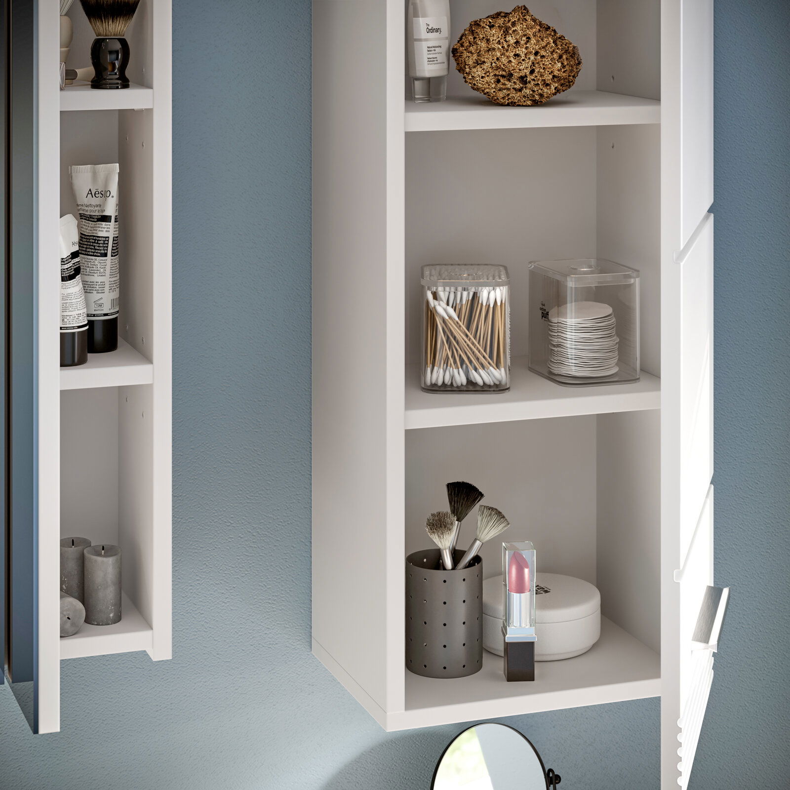 Badezimmerschrank mit offenen Regalen, gefüllt mit Pflegeprodukten und Accessoires, aus seitlicher Perspektive