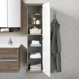 Hochschrank mit geöffneter Tür, gefüllt mit Handtüchern und Pflegeprodukten, von vorne betrachtet.