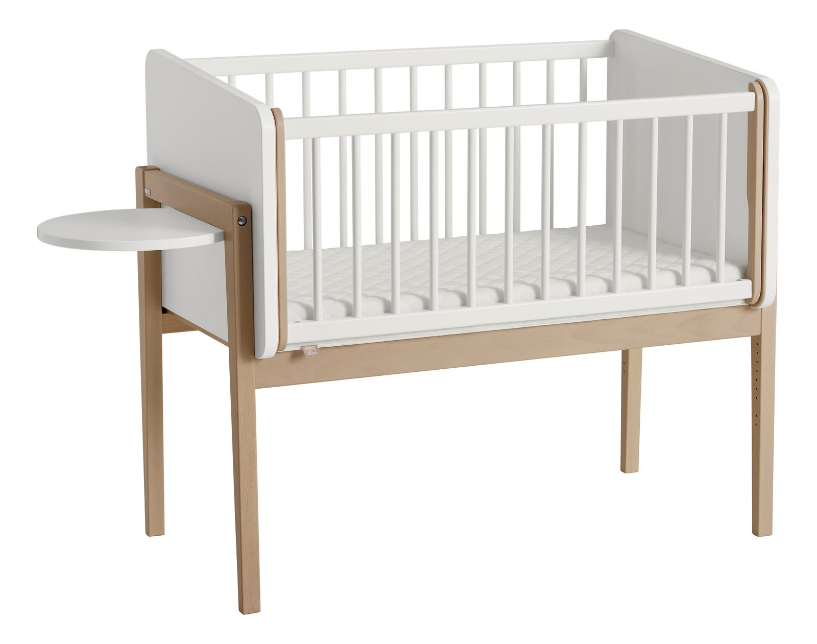 Beistellbett aus Holz mit weißem Gitter und seitlichem Tablar, seitliche Perspektive