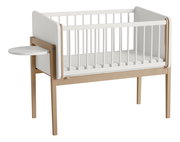 Beistellbett aus Holz mit weißem Gitter und seitlichem Tablar, seitliche Perspektive