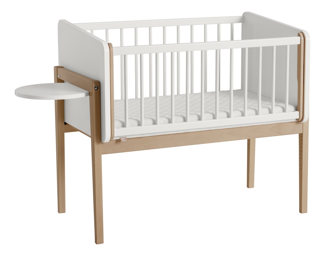 Beistellbett aus Holz mit weißem Gitter und seitlichem Tablar, seitliche Perspektive