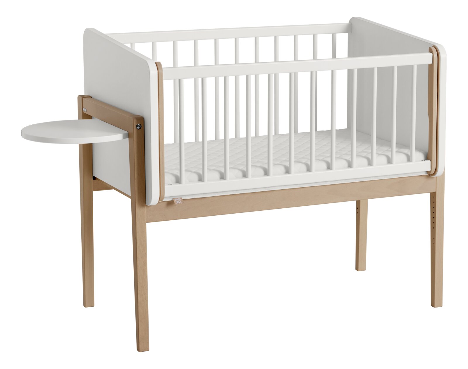 Beistellbett aus Holz mit weißem Gitter und seitlichem Tablar, seitliche Perspektive