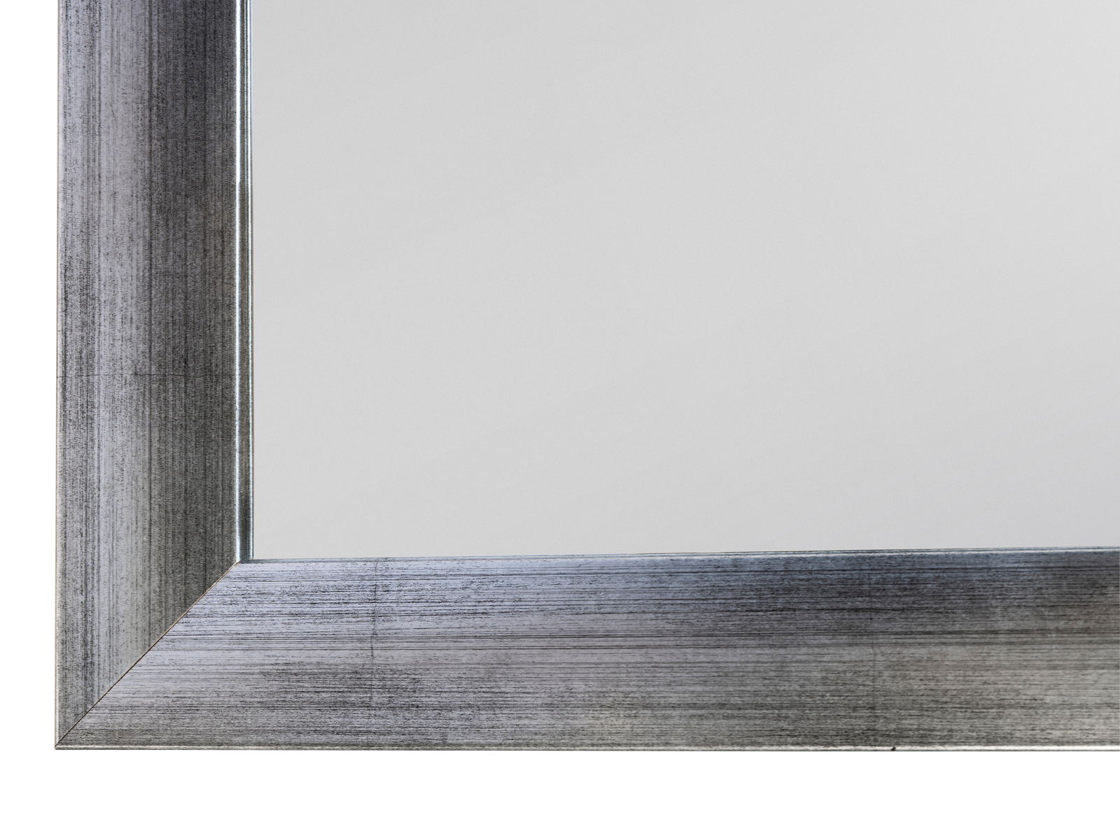 BOXXX Standspiegel ORSAY Nahaufnahme eines Standspiegels mit silbernem Rahmen, Perspektive von der Ecke