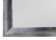 Nahaufnahme eines Standspiegels mit silbernem Rahmen, Perspektive von der Ecke