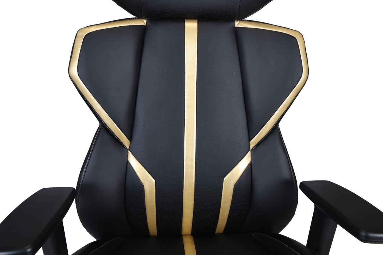 Vorderansicht eines Gaming-Stuhls mit schwarzem und goldfarbenem Design.