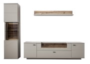 Modernes Wohnzimmermöbel-Set mit hoher Vitrine und Lowboard in Grau mit Holzoptik-Fronten und Glaselement, Frontansicht leicht schräg von links auf weißem Hintergrund