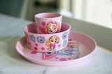 Paw Patrol Kinder-Set, bestehend aus einem Teller, einer Schüssel und einem Becher, in Rosa mit Skye-Motiv, seitliche Perspektive