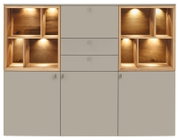 Vooraanzicht van een modern hoogkast met grijze deuren en lades, geflankeerd door open houten planken met ingebouwde verlichting.