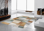 Moderner Webteppich in Pastellfarben mit geometrischem Muster auf glänzendem Fliesenboden in einem stilvollen Wohnzimmer, seitliche Perspektive.