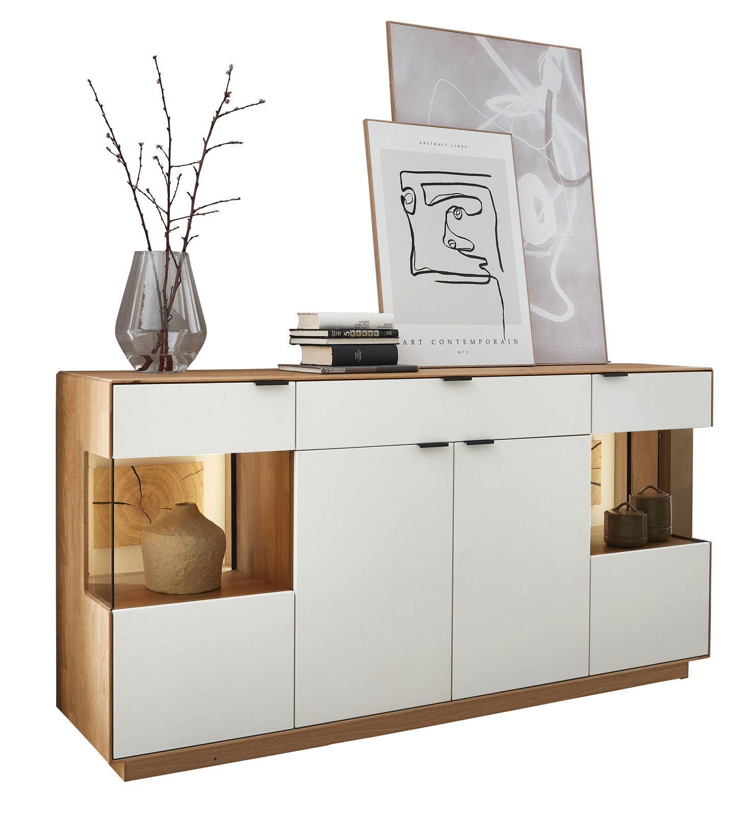 Modernes Sideboard aus Holz mit weißen Fronten, dekoriert mit Vasen, Büchern und Kunstwerken, seitliche Perspektive.