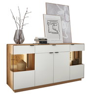 Modernes Sideboard aus Holz mit weißen Fronten, dekoriert mit Vasen, Büchern und Kunstwerken, seitliche Perspektive.
