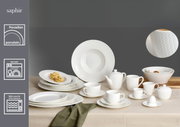 Porzellan Tafelset 12-tlg. in eleganter weißer Optik, bestehend aus Tellern, Tassen, Kanne und Schalen, auf einem Tisch arrangiert. Seitenansicht.