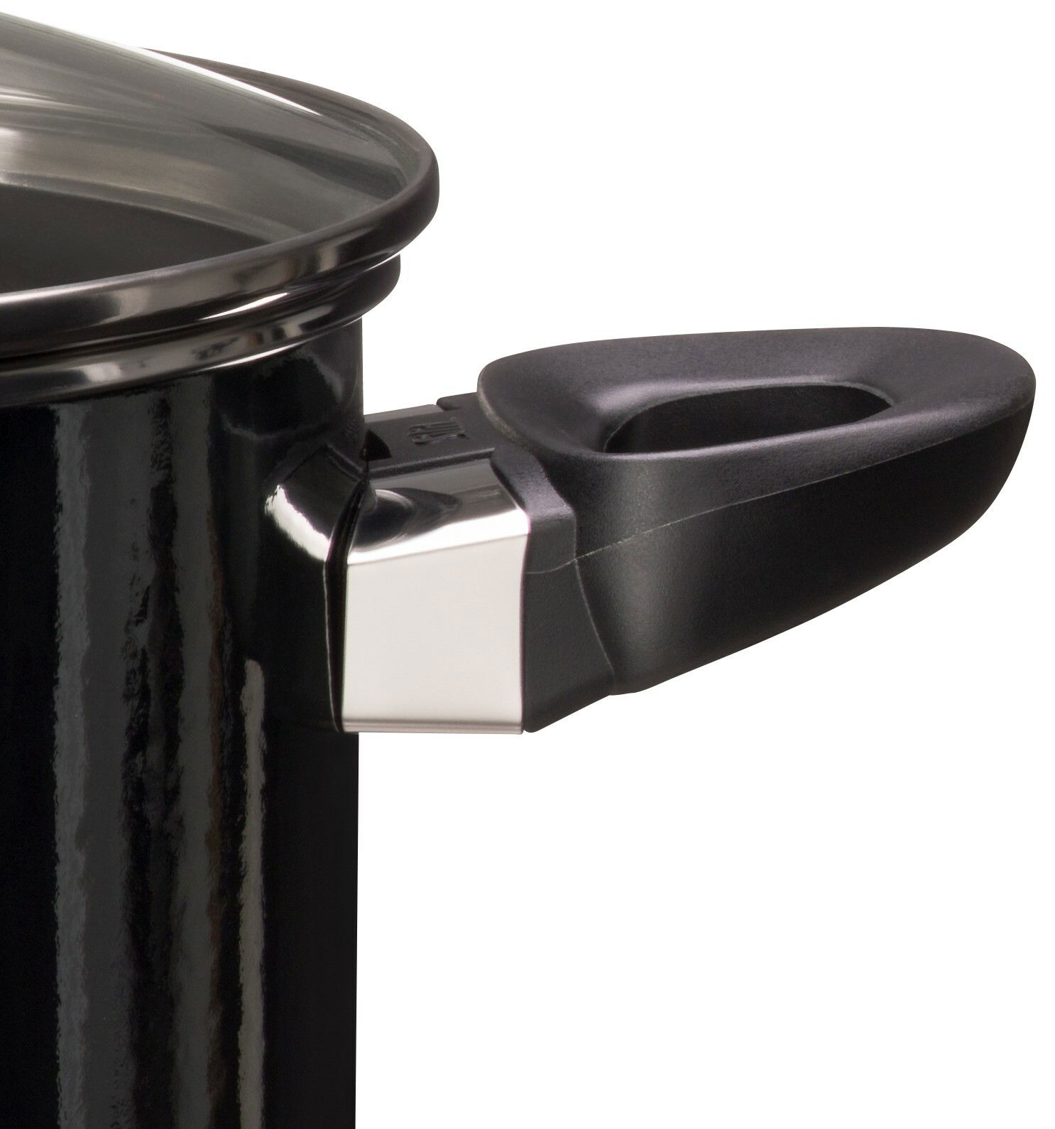 Nahaufnahme eines schwarzen Topfes mit Glasdeckel und ergonomischem Griff, seitliche Perspektive