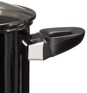 Close-up van een zwarte pan met glazen deksel en ergonomisch handvat, gezien vanaf de zijkant