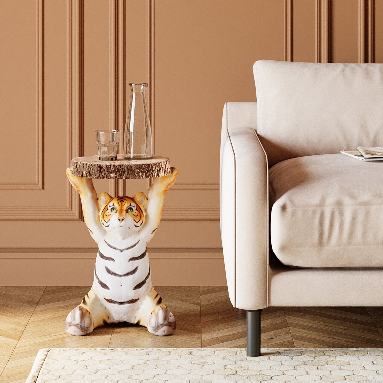Beistelltisch in Form eines sitzenden Tigers, der eine runde Tischplatte aus Holz trägt, seitliche Perspektive neben einem Sofa.