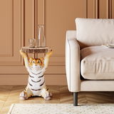 Beistelltisch in Form eines sitzenden Tigers, der eine runde Tischplatte aus Holz trägt, seitliche Perspektive neben einem Sofa.