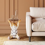 Beistelltisch in Form eines sitzenden Tigers, der eine runde Tischplatte aus Holz trägt, seitliche Perspektive neben einem Sofa.