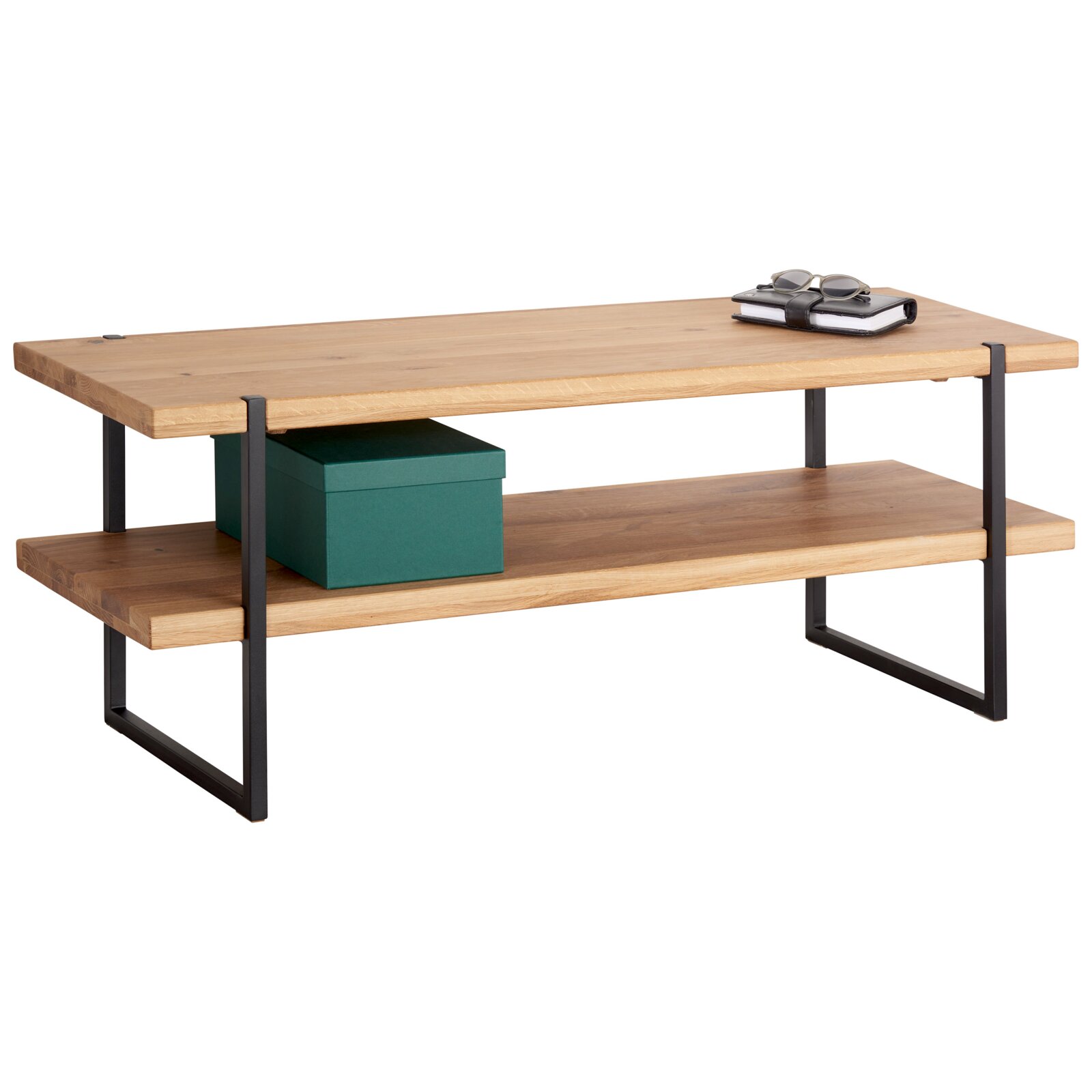Linea Natura Garderobenbank STUDIO LINE Moderner Couchtisch mit zwei Ablagen aus hellem Holz und schwarzem Metallgestell, seitliche Perspektive leicht von oben, mit grünem Aufbewahrungskasten auf der unteren Ebene und Notizbuch mit Sonnenbrille auf der Tischplatte.