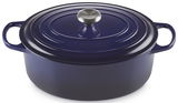 Blauer ovaler Bräter von Le Creuset mit Deckel, seitliche Perspektive