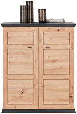 Frontale Ansicht eines Schuhschranks aus hellem Holz mit zwei Türen und dekorativen Gegenständen auf der Oberseite.