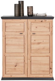 Frontale Ansicht eines Schuhschranks aus hellem Holz mit zwei Türen und dekorativen Gegenständen auf der Oberseite.