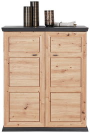 Frontale Ansicht eines Schuhschranks aus hellem Holz mit zwei Türen und dekorativen Gegenständen auf der Oberseite.