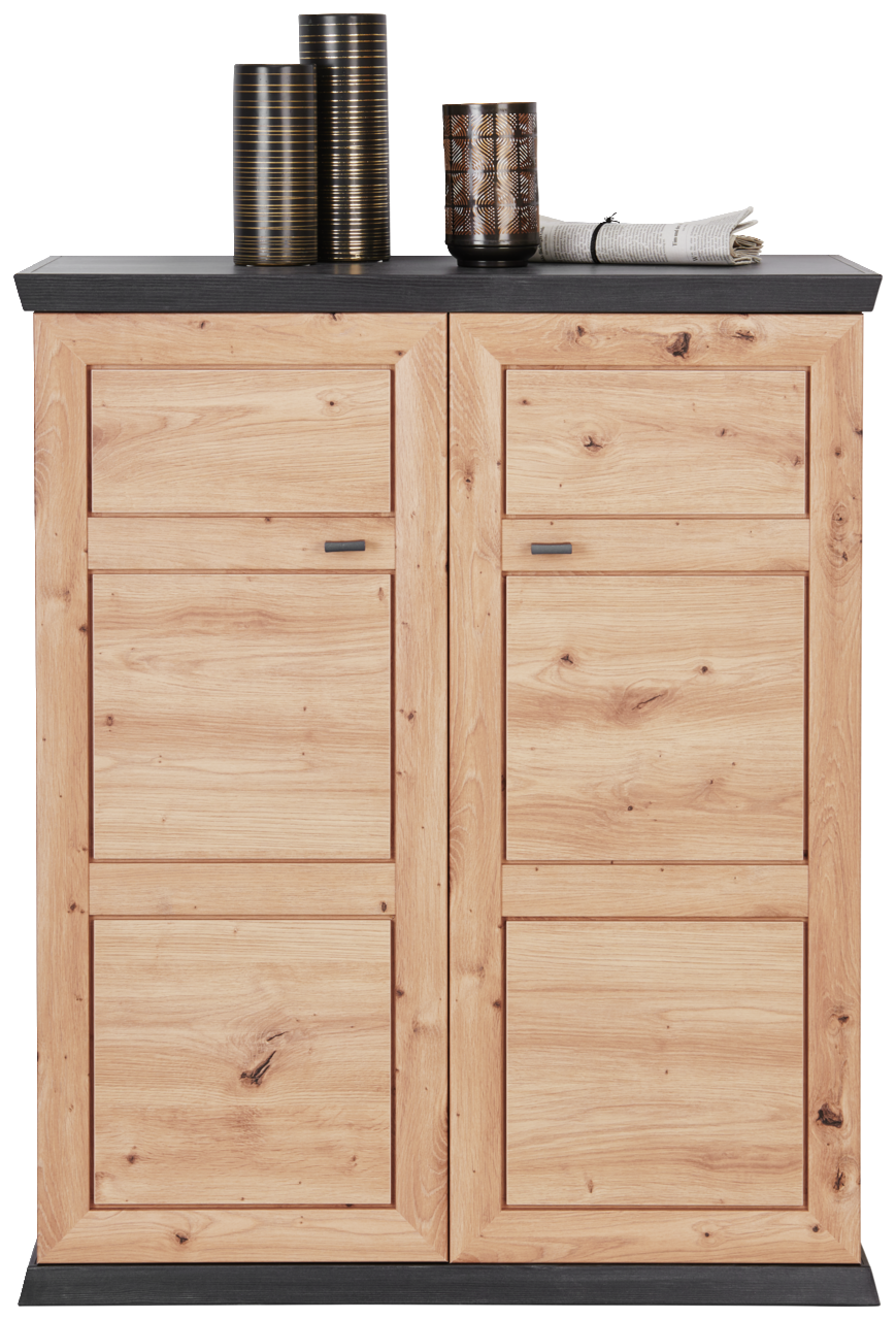 Frontale Ansicht eines Schuhschranks aus hellem Holz mit zwei Türen und dekorativen Gegenständen auf der Oberseite.