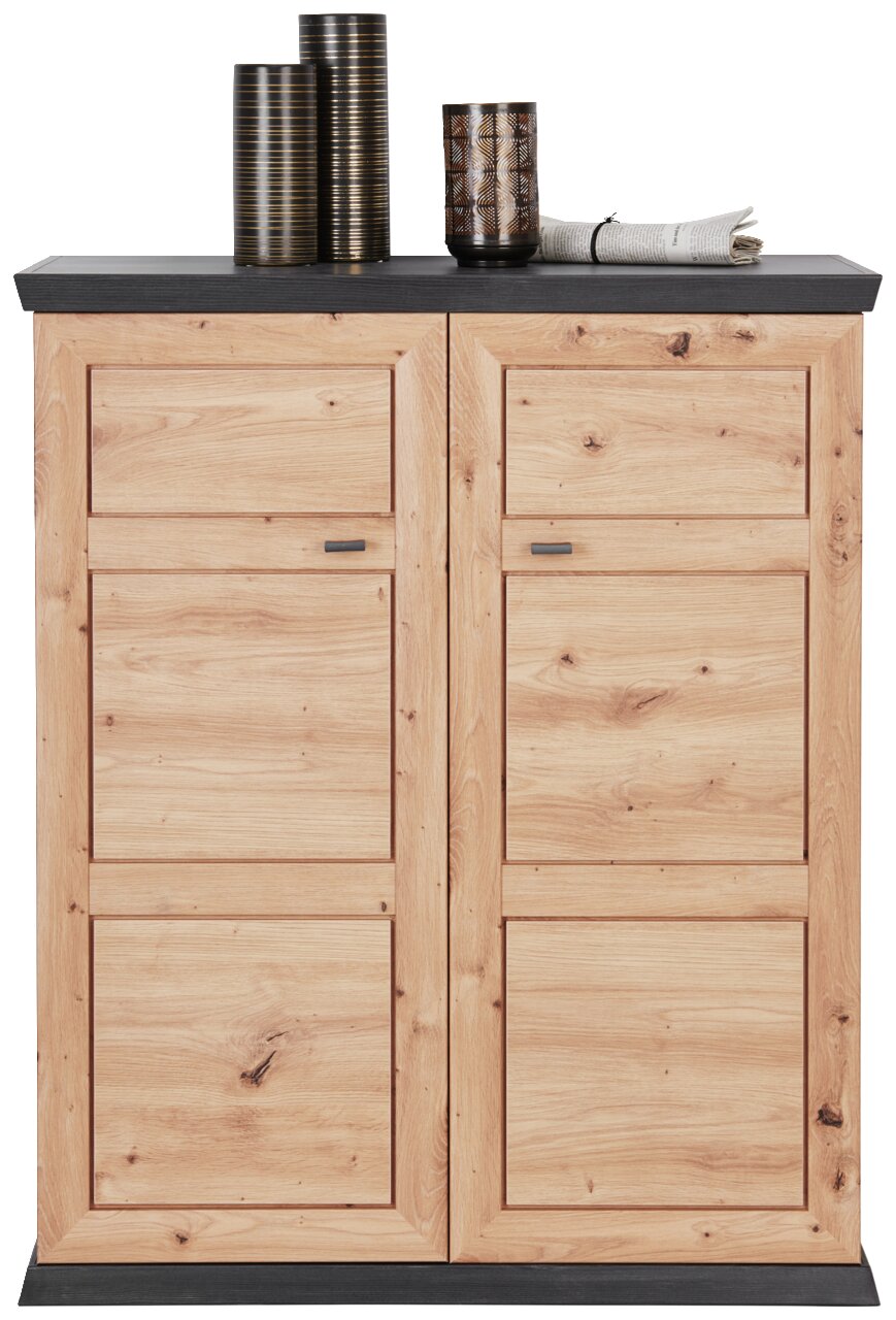 Frontale Ansicht eines Schuhschranks aus hellem Holz mit zwei Türen und dekorativen Gegenständen auf der Oberseite.