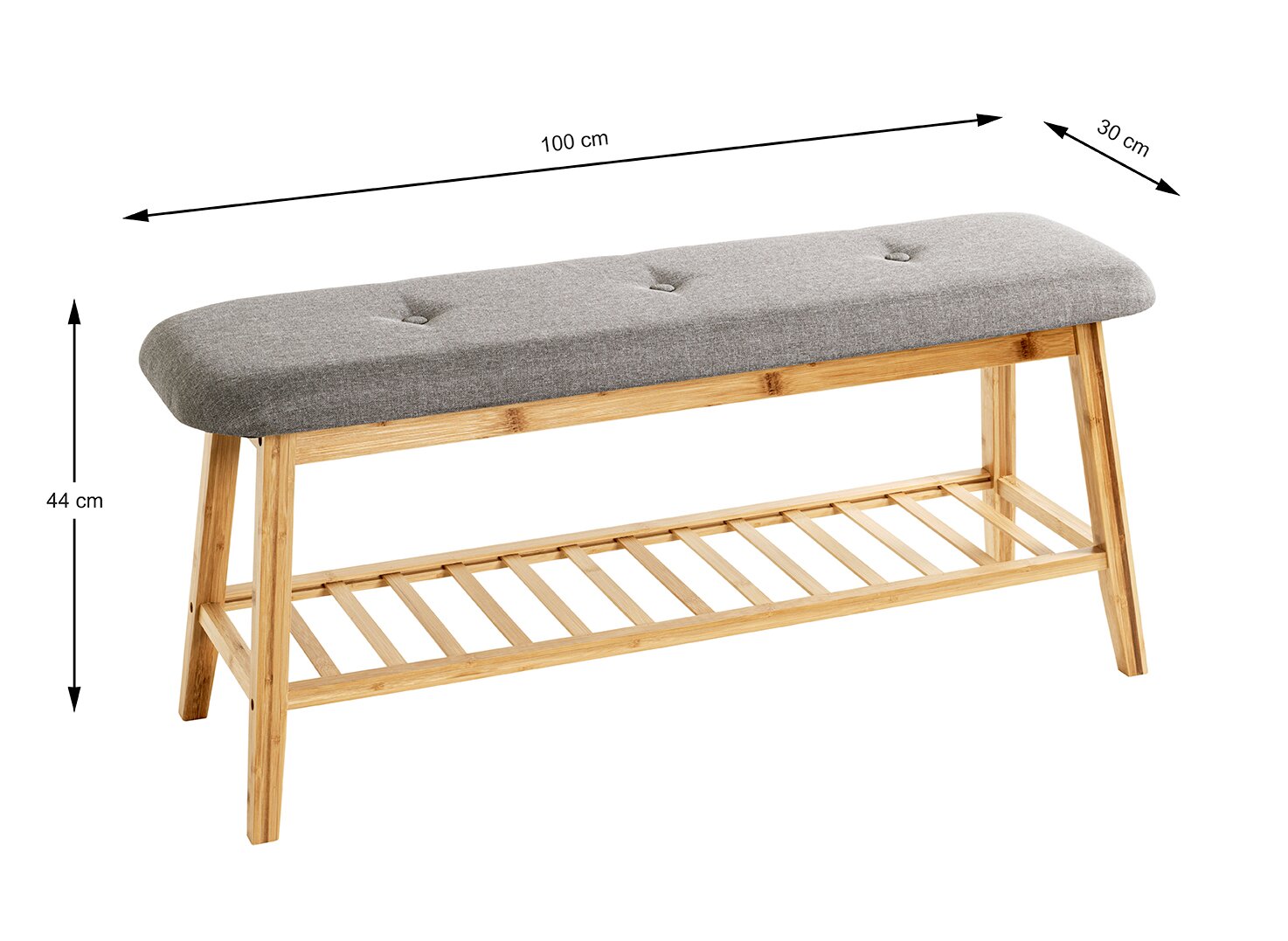 Gepolsterte Sitzbank mit grauem Stoffbezug und Bambusgestell mit Ablage, Maße ca. 100 x 30 x 44 cm, in schräger Seitenansicht von vorne freigestellt auf weißem Hintergrund