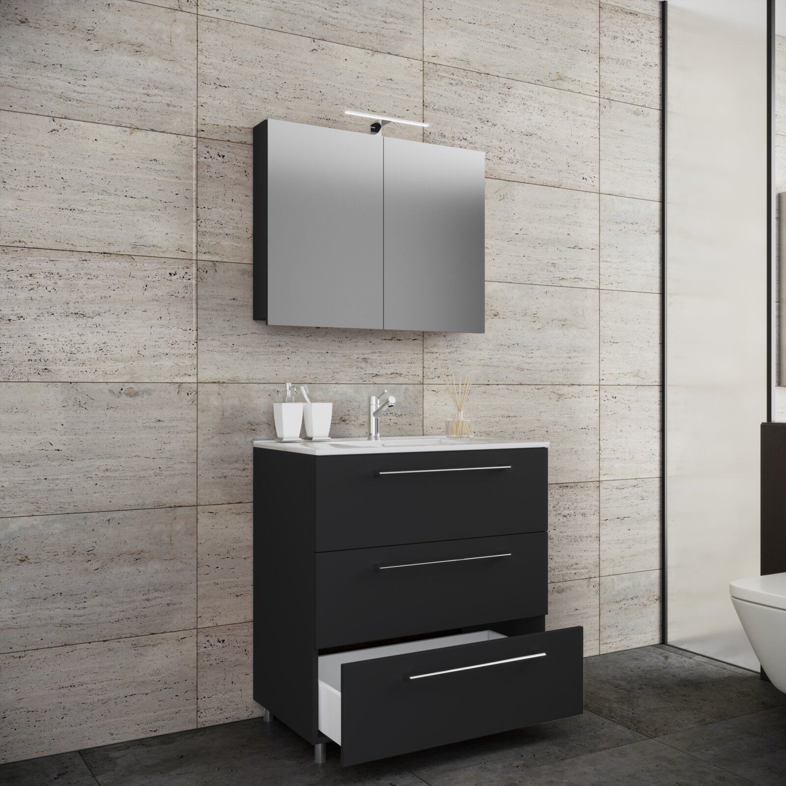 Modernes Badezimmer-Waschtisch-Set mit schwarzem Unterschrank und weißem Waschbecken, darüber Spiegelschrank mit LED-Leuchte; Perspektive: frontale Ansicht leicht von links