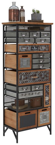 Hochkommode im industriellen Stil mit verschiedenen Schubladen und Fächern, aus Holz und Metall, frontal fotografiert.