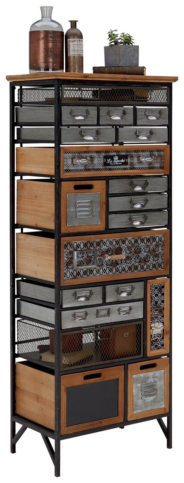 Hochkommode im industriellen Stil mit verschiedenen Schubladen und Fächern, aus Holz und Metall, frontal fotografiert.