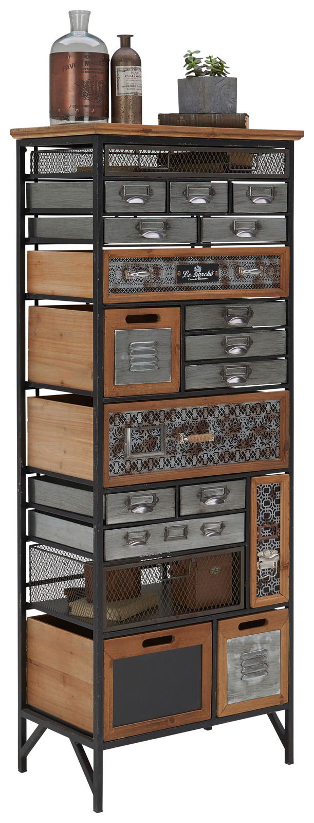 Hochkommode im industriellen Stil mit verschiedenen Schubladen und Fächern, aus Holz und Metall, frontal fotografiert.