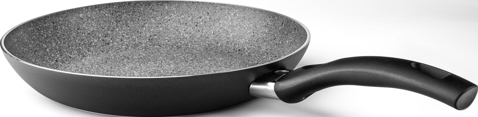 Große Bratpfanne mit Antihaftbeschichtung und ergonomischem Griff, seitliche Perspektive