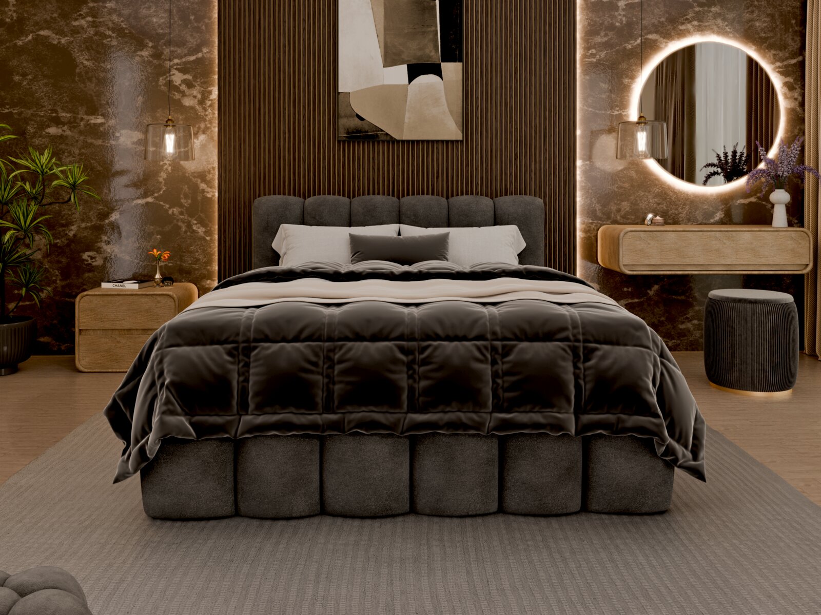 Een luxe gestoffeerd bedframe in een stijlvol ingerichte slaapkamer, gezien vanaf de voorkant. Het bed is voorzien van een donkere, doorgestikte deken en verschillende kussens. Op de achtergrond zijn een moderne wandbekleding, een ronde verlichte spiegel 