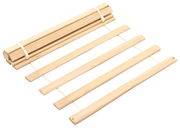 Holzrollrost aus hellem Holz, teilweise aufgerollt, aus der Vogelperspektive fotografiert