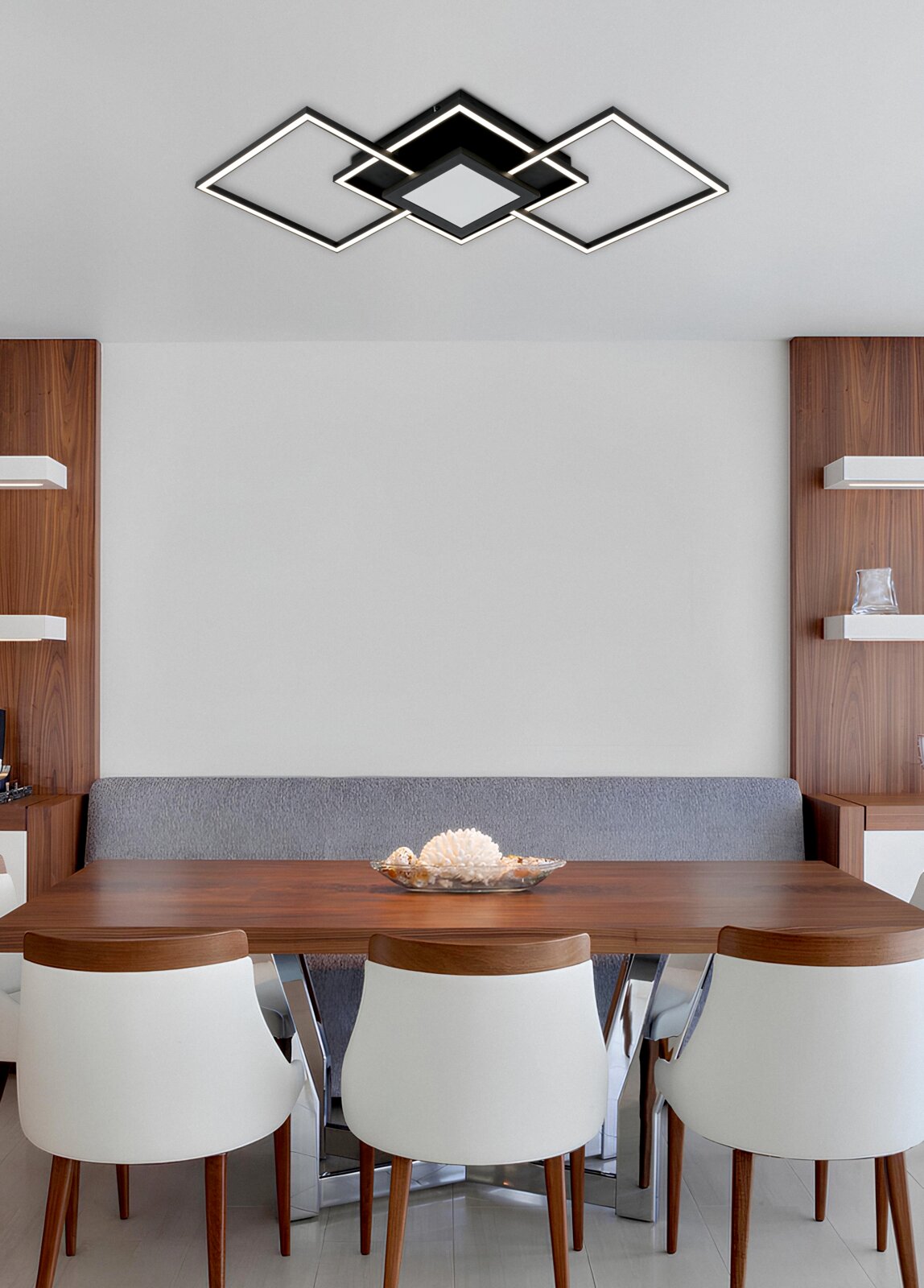Moderne led-plafondlamp met een geometrisch ontwerp, gezien van onderaf, in een stijlvolle eetkamer met houten meubels.