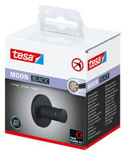 Schwarzer Handtuchhaken von tesa MOON BLACK, mattes Metall, Verpackung in schräger Perspektive