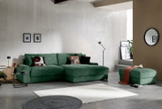 Grünes, modernes Ecksofa mit Recamiere und passendem Hocker in einem stilvollen Wohnzimmer, Frontansicht leicht schräg von links